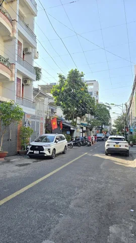 🌈Bán Nhà 3 tầng mặt tiền đường Nguyễn Hữu Huân - Giá 7,8 Tỷ
. Hướng Đông Bắc. 
- 5 phút ra biển, gần chợ, trường học – tiện ích đủ đầy
- Diện tích : 46.3m2 ( ngang 3.7m )
- Nhà 3 tầng , 5 pn , 4wc và 1 phòng thờ
- Giá bán : 7,8 Tỷ thương lượng