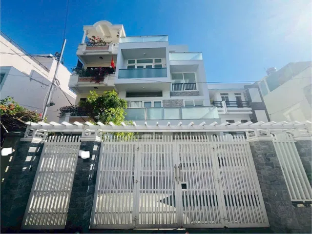🍀Bán nhà 4 Tầng - Gần chợ Đầm- Hà Thanh- Nha Trang 
- Diện tích  :127 m2 ngang 7,34 
- Dtxd : 313 m2 
🏡  Nhà 4 tầng :  5 Phòng Ngủ, 6 wc, P khách, ban công, Sân đậu được 2 chiếc oto 
- Cách đường chính 2/4 tầm 50 m, đường thông otto