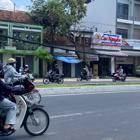 🔥 BÁN ĐẤT TẶNG NHÀ CẤP 4 – MẶT TIỀN ĐƯỜNG 23/10 (SÁT CẦU DỨA) 🔥
✅ Vị trí đẹp, mặt tiền kinh doanh sầm uất, thuận tiện mở văn phòng – cửa hàng – mua bán

📌 Diện tích: 80,8m²
📌 Ngang: hơn 6m nở hậu (phong thủy tốt)