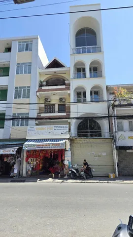 Bán Nhà 6 tầng mặt tiền đường Nguyễn Trãi - Giá 20 Tỷ - Tp Nha Trang.
- Diện tích đất: 79,3m2 Ngang: 4m
- Diện tích chứng nhận 77,6m2
- Tòa nhà 6 tầng đối diện trường Âu Cơ - vị trí kinh doanh 
- Nhà xây mới - hiện đang hoàn thiện 
💰Giá bán: 20 tỷ th