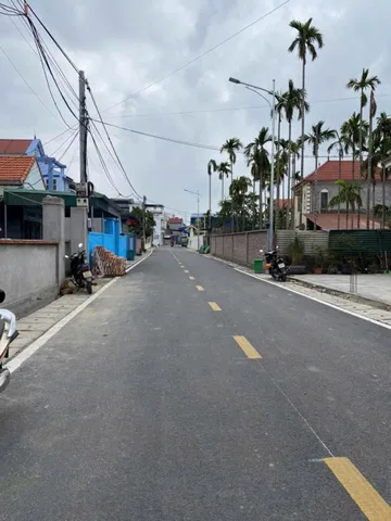 🚨 MỞ BÁN 1 LÔ LÂM ĐỘNG – VỊ TRÍ ĐẸP KHÓ TÌM 🚨:liên hệ :076.231.9990 em Thúy 

📍 Vị trí: Mặt đường thôn trải nhựa 7,5 m 2 làn ô tô tránh nhau, cách trục 203 chỉ 50m dư xíu ạ ! 

🚗 Giao thông thuận tiện, khu dân cư sầm uất – kinh doanh, buôn bán cực kỳ 