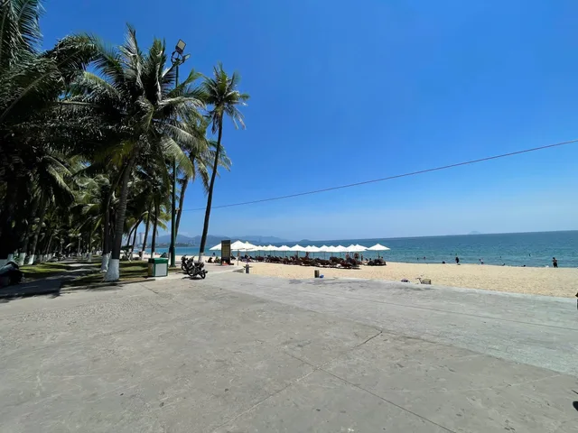 nhà mặt tiền đường Nguyễn Chánh, P Lộc Thọ sát biển. 
- Cách biển chỉ 300m. Đối diện ks Sheraton. 
- diện tích 84m2. Mặt tiền 4m ko lỗi phong thuỷ. 
- kết cấu nhà 2 tầng còn sử dụng tốt