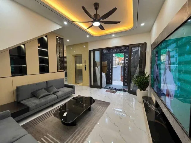 Cần bán 🏡 Trung tâm Long Biên ,Nguyễn Văn Cừ  ,nhà mới đẹp ở ngay 
+ 60m² thang máy xịn , full nội thất, Nhỉnh 12 🧄 
+ Lô góc thoáng vĩnh viễn ,thiết kế tối ưu đủ công năng cho gia đình nhiều thế hệ
📕 Sổ đỏ vuông vắn,mặt tiền siêu rộng
☎️ Lh : 0854 979 98
