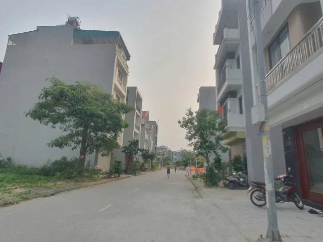 Bán đất trục chính dãy L5 khu yên mẫn vạn an. Cạnh vườn hoa. Diện tích 74.2m mặt tiền 5.5m hướng tây bắc. Không lỗi. Phường kinh bắc tỉnh bắc ninh
