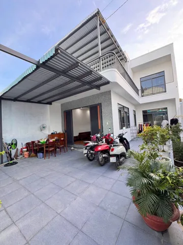 Nhà mới rộng đẹp hẻm Trần Phú - Vĩnh Nguyên - Nha Trang 
- Diện tích: 142,8m2 ngang 7m nở hậu 9m. Hiện hẻm 2,4m sau QH đường 3m
- Nhà 2 Tầng: 3PN, 3WC, phòng khách, phòng bếp, sân để xe rộng thoáng, sân thượng....