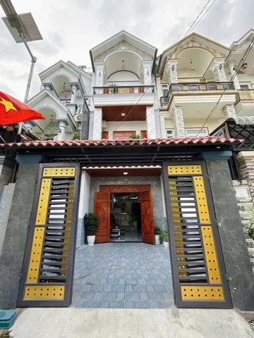BÁN GẤP NHÀ DĨ AN GẦN CHỢ THÔNG DỤNG - SÂN XE HƠI 2 Lầu