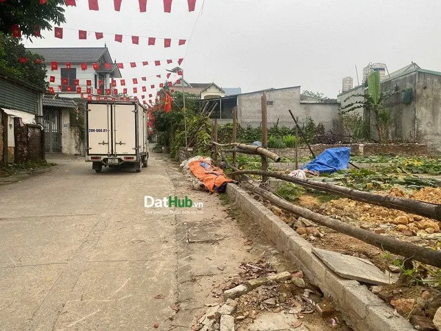 Cần bán 90m2 đất Xuân Mai Chương Mỹ, 300m ra QL6, Ô tô tránh, ngõ thông, giá 2,x tỷ