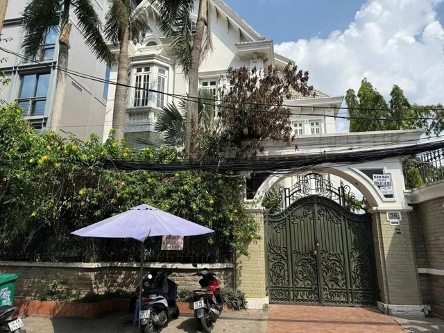 Cho thuê biệt thự cao cấp Thảo Điền có hồ bơi, dt 16,2x40m, thích hợp vừa ở vừa kinh doanh (0989373766)