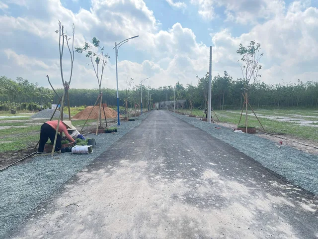 Bán đất 225m² có sẵn 60m² thổ cư ngang 5m giá 570 triệu đang xây nhà ở 2 phòng ngủ tại Chơn Thành - Đồng Nai