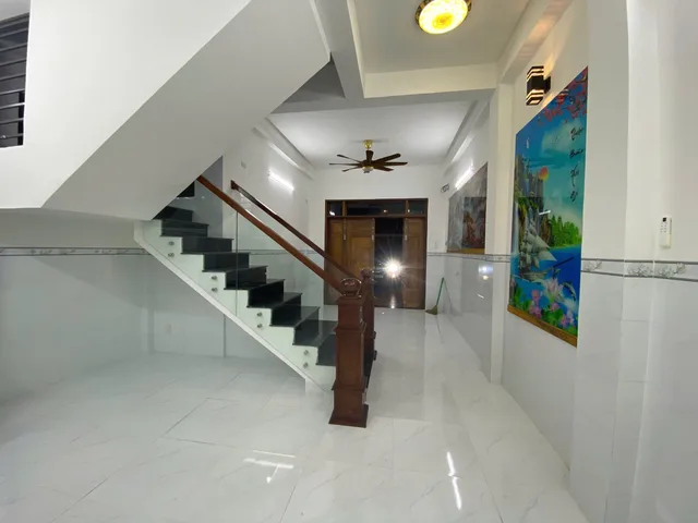 Căn góc 3 tầng ô tô vào tận nhà, cạnh bên TĐC Ngọc Hiệp 👉  giá chỉ: 5 tỷ 400 triệu ( giá cũ 5 tỷ 700 triệu )
• Diện tích: 94,3m2, diện tích sử dụng: 240m2, kết cấu 3 tầng mê đúc, công năng: 4 phòng ngủ,