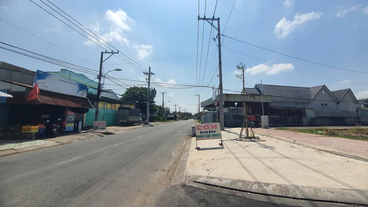 Đất nền liền kề ngay chợ Bình Chánh sổ hồng full thổ cư, giá rẻ.