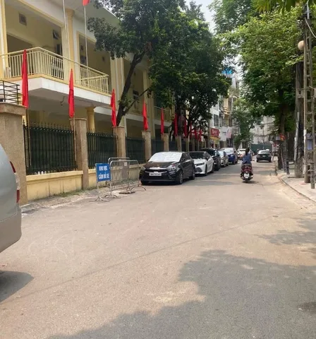 BIỆT THỰ CẦU GIẤY 70m2, 4 tầng, 3 mặt thoáng, Gara Oto, 23 tỷ hơn