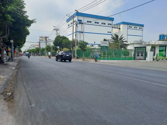 Bán kho nhà xưởng mặt tiền đường Lê Văn Khương trung tâm xã Đông Thạnh Hóc Môn TPHCM, DT: 2400m2.
