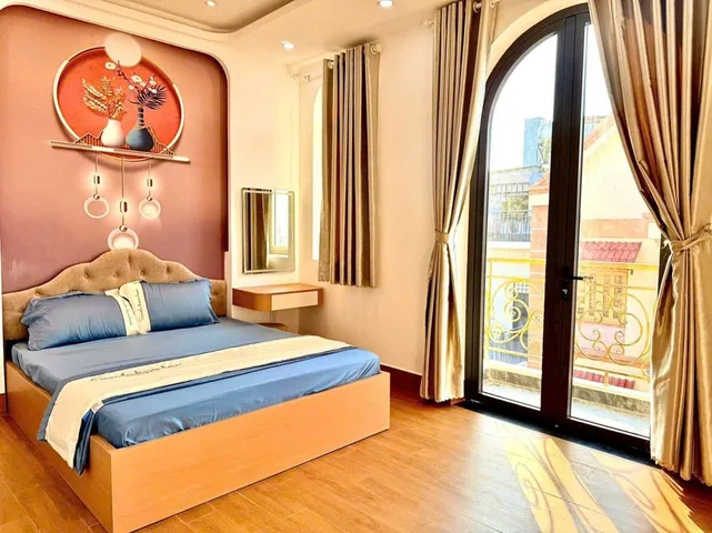 BÁN GẤP NHÀ PHỐ NGUYỄN KIỆM- 5 LẦU - NHÀ MỚI - HẺM XE HƠI- VỊ TRÍ ĐẸP NGAY SÂN BAY