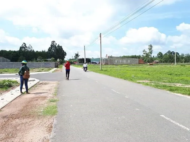 CHÍNH CHỦ BÁN GẤP 5X60m=300m2, MT NHỰA 1 SẸT QL14 ĐÚNG 200M, NGAY CHỢ, TR.HỌC GIÁ 600tr