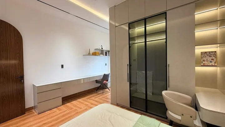 NHÀ 4 TẦNG THIẾT KẾ ĐẸP 5x16M. Giáp PMH. Hẻm thông, xe hơi 30m.