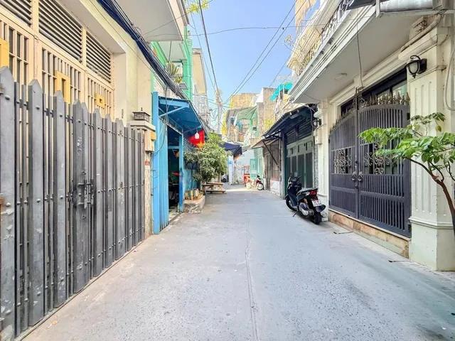 Nhà 2 tầng ngay trung tâm Q7; 33m2 2 tầng; hẻm trước nhà 4m; hoàn công đủ; hẻm 1 sẹc