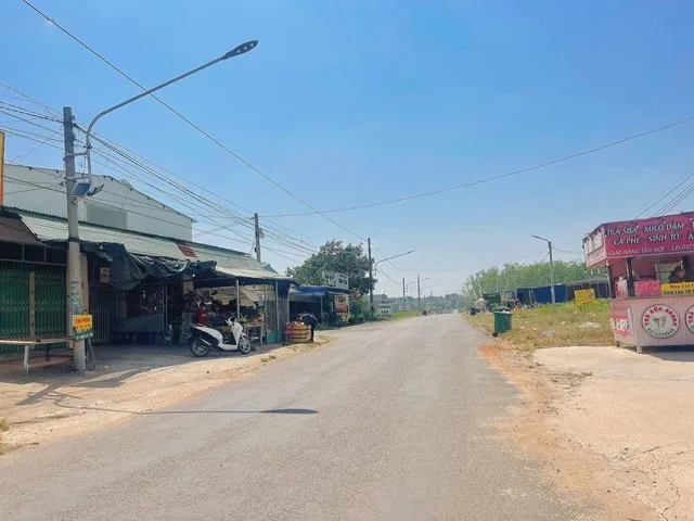 0909 044 186.Bán đất 300m² có sẵn 100m² thổ cư ngang 5m giá 680 triệu cách quốc lộ 14 đúng 300m tiện xây nhà nghỉ, mở quán làm tóc