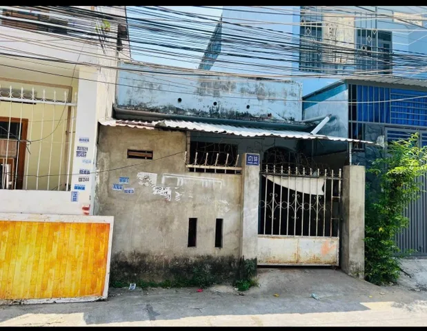 Bán lô đất hẻm ô tô đường Phước Long -  phường Nam Nha Trang,

— 𝐃𝐢𝐞̣̂𝐧 𝐭𝐢́𝐜𝐡:  100.6m ( ngang 4.49m ) full thổ
- Đường oto trước nhà 6m
- Hướng Tây,