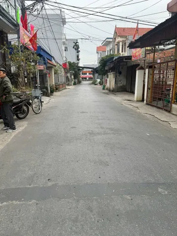 🏡  Chính chủ gửi bán căn nhà cấp 4 mặt đường Thiên Hươg.l/h:076.231.9990 em Thúy 
📐 Diện tích: 62 m – mặt tiền ~6,2 m hiếm đẹp
💼 đường 2 ô tô tránh nhau ,vị trí nhà cách đường 10 tầm 50 m cách trường hoc cấp 1 ,cấp 2 tầm 200 m .Cách trung tâm hành chính