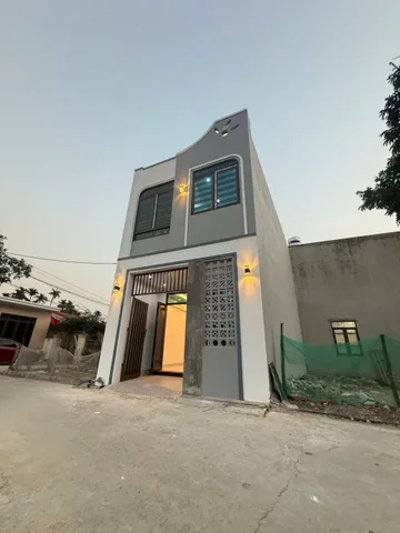 🌈🌈🌈 Chào bán căn nhà 2 tầng xây sẵn 
L/h:076.231.9990 em Thúy 
📍Hoa Động - Thuỷ Nguyên - HP.
⛳️Diện tích: 48m2- Ngang 4,5m Nở hậu
* Ô tô quay đầu tại đất
* Ngay gần khu TĐC Bái Trong - khu dân cư đông đúc, dân trí cao, giàu có, xung quanh đầy đủ tiện