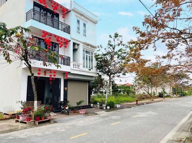 ❎Tdc Áp Tràn THUỶ NGUYÊN DÃY LK07
L/h;076.231.9990 em Thúy

🛑DT: 60m² | Ngang 4m | 
   Hướng Bắc tài lộc 

👉Đường 7m – vỉa hè mỗi bên 3m
👉Có khe kỹ thuật 2m phía sau, hạ tầng đồng bộ
👉Gần dự án Nam Long, KCN VSIP – kết nối trục 26m & 36m
👉Cách tr
