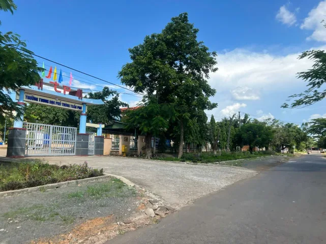 Bán 2 lô liền kề sau chốt Công An Hoà Phú - ngay trường cấp 3 Trần Phú.