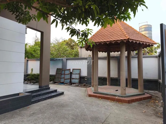 Cho thuê biệt thự san vườn nằm gần trung tâm khu Dân cứ Phú Hoà
