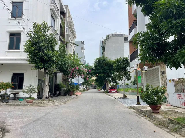 🔥 Lô đất siêu đẹp – Trục chính Hoàng Động, Thủy Nguyên 🔥l/h:076.231.9990 e Thúy 

▪️ Diện tích: 79m² (con số thần tài)
▪️ MT 4m – Hướng Tây Nam
▪️ Đường nhựa to, 3 ô tô tránh nhau thoải mái
▪️ Cách cổng phụ KCN Nam Cầu Kiền chỉ 100m
▪️ Kinh doanh, b