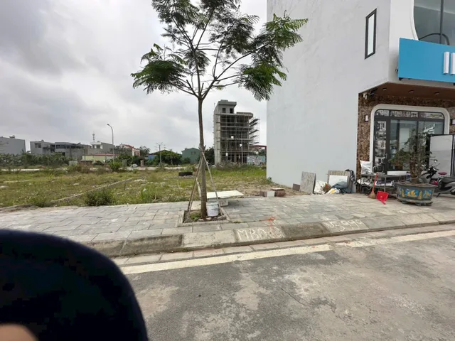 LÔ N3-04 ĐẤU GIÁ BÁI NGOÀI HOA ĐỘNG 
L/h:076.231.9990 em Thúy 
NGANG 6M – 78M² – ĐƯỜNG 7M, VỈA HÈ 3M – CÁCH TRUNG TÂM HÀNH CHÍNH 2KM
📐Diện tích : 78m 
🏡Mặt tiền   : 6m
🚘Đường trước đất 7m vỉa hè 3m 
🎯50m tới chợ , trường học , cây xăng ...
❌Giá 4tỷ