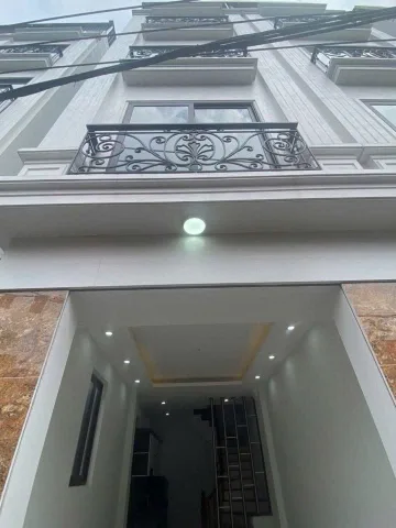 Nhà đẹp , đg thông vòng quanh , ô tô đỗ gần , sách va ly về ở luôn