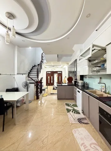 Nhà rộng chắc chắn, có sân để xe hơi, khu vực thoáng mát, an ninh - Lâm Văn Bền, P. Tân Kiểng