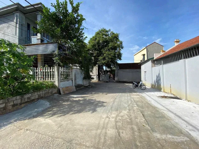 Cc cần bán 97,2m đất full thổ cư đông thượng đông yên quốc oai, đường nhựa rộng 8m 2 ô tô tránh nhau thoải mái sẵn sổ hồng cc ngay. Lh cc: 0868270188