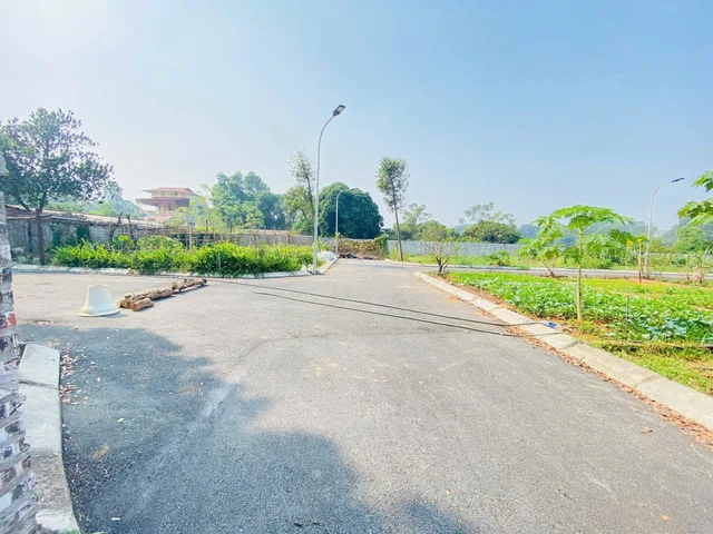 Hot nhất kv hòa lạc chỉ nhỉnh 2ty có 60,2m full đất ở nằm tại trung tâm hòa lạc di chuyển ra DHQG và CNC chỉ 5p. Lhe 0987.150.666 e dẫn đi xem đất ạ.