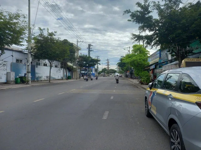 NHÀ CẤP 4 MẶT TIỀN ĐƯỜNG TÔ HIỆU – ĐANG KINH DOANH
DIỆN TÍCH: 96,2M² – NGANG 8M – ĐÃ HOÀN CÔNG
🛣 ĐƯỜNG: HIỆN TRẠNG 12M (CHƯA TÍNH VỈA HÈ)