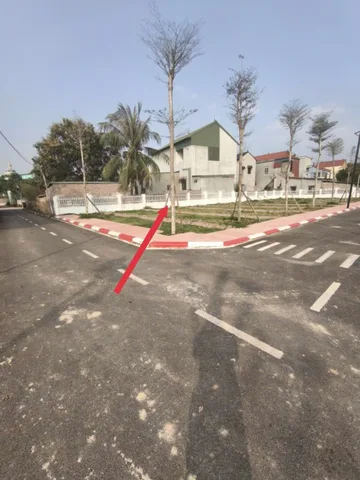 Lô góc 2 mặt đường thoáng,xung quanh dân cư đông đúc,cách trường cấp 1,2,3 ubnd chỉ hơn 100m