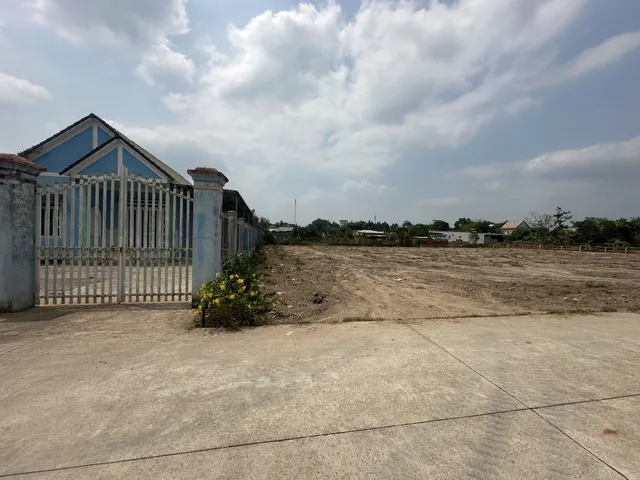 Diện tích cực hiếm ngang 10m tổng 500m2 có sẵn thổ cư ngay trung tâm xã gần trường họca cấp 1,2 giá 780tr