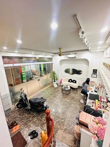 - Bán nhà mặt ngõ Thịnh Hào 1. Ô tô đỗ cửa, KD sầm uất ngày đêm. Tiện ích bạt ngàn. Gần Bệnh Viện Xanh Pôn