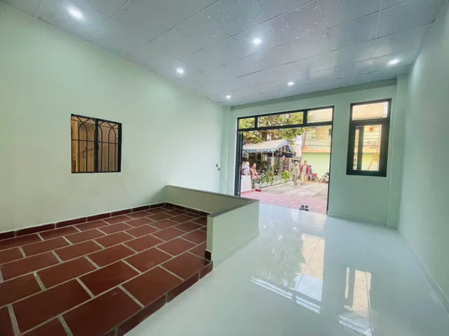 nhà cấp 4 mới có sân đậu xe hơi, 2 phòng ngủ mặt tiền Lái Thiêu 65.