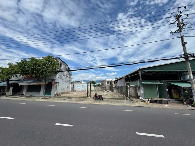 BÁN ĐẤT MẶT TIỀN 23/10 – VỊ TRÍ KINH DOANH ĐẸP

📐 Diện tích: 201m² (75m² thổ cư)
➡️ Ngang sổ: 7,26m (thực tế hơn 8m)
📍 Ngay cạnh chợ Vĩnh Trung – tiện kinh doanh mọi ngành nghề
