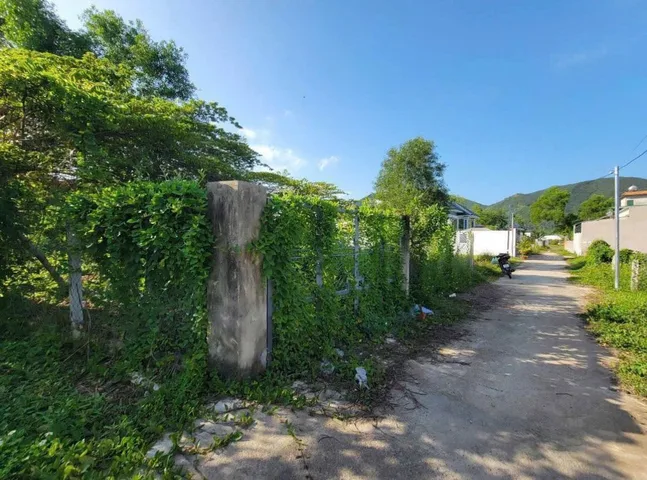 BÁN ĐẤT NGANG 10M HIẾM PHƯỚC ĐỒNG - NAM NHA TRANG
- DT: 251,6m2 ngang 10m full thổ cư
- Đường bê tông rộng 4m cách đại lộ Nguyễn Tất Thành chỉ 100m. Cách đường Bình Hoà chỉ 250m. Khu dân cư hiện hữu. Phù hợp xây villa nghỉ dưỡng.
- Hướng : Đông Nam