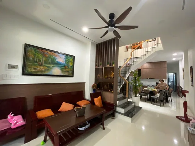NHÀ ĐẸP KĐT ABT có sổ hoàn công nhà đẹp kiên cố 

💥Diện tích: 80m2 (ngang 4m).
Hướng: Tây Nam. Đường T22-13m.

💥Kết cấu: 3 tầng + 1 tum.
💥 4PN – 3WC, có giếng trời có thể cải tạo thêm phòng. 
Hướng tây bắc , gần công viên

💥 Nhà mới, để lại nội t