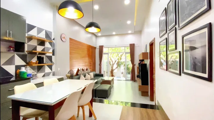 NHÀ ĐẸP PHỐ BIỂN NHA TRANG MẶT TIỀN 7,5m SÂN ĐỖ Ô TÔ 7 CHỖ
-Diện tích : 120,5m2 ngang 7,5 dài 16m
-Hướng : Đông Nam mát mẻ
-Thiết kế:Nhà mái thái 2 phòng ngủ có sân ô tô 7 chỗ
-Đường ô tô 7 chỗ rộng 4m.
-Tiện ích bán kính 500m : Cạnh chợ Ga cách 400m