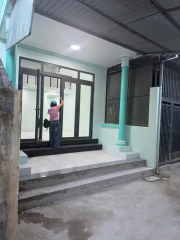 🏡 BÁN NHÀ GÁC LỬNG 2 MẶT TIỀN HẺM – PHÚ TRUNG, TÂY NHA TRANG

📍 Vị trí: Đường Phú Trung – gần đường 23/10, khu dân cư hiện hữu, thuận tiện di chuyển

✨ Thông tin nhà:
 • Nhà gác lửng gồm: 2 phòng ngủ, bếp, sinh hoạt đầy đủ
 • 2 mặt tiền hẻm trước sa