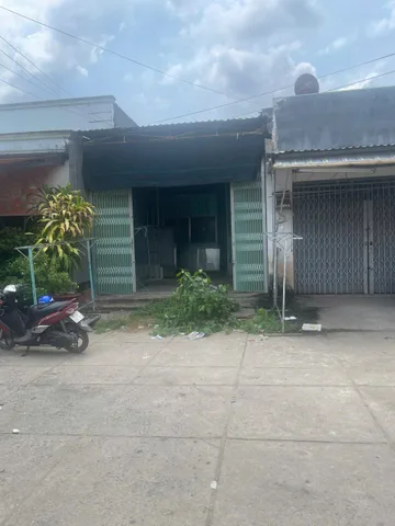 BÁN ĐẤT TẠI CHỢ DT81M2 SHR TRÊN ĐẤT CÓ NHÀ TIỀN CHẾ CỬA KÉO ĐÀI LOAN 950TR LH:0974004184 GẶP TRUNG.