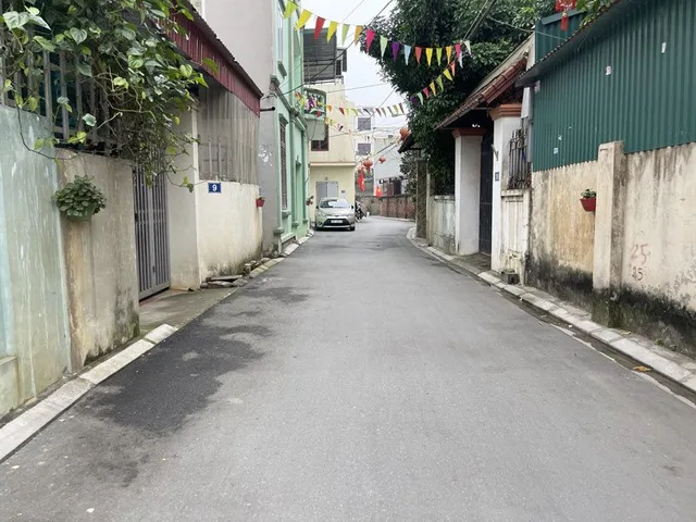 Cần tiền bán gấp căn góc 63,3m2 nhà 5 tầng, thang máy, mặt đường thôn Lê Xá. Đường 5m, ô tô vào nhà