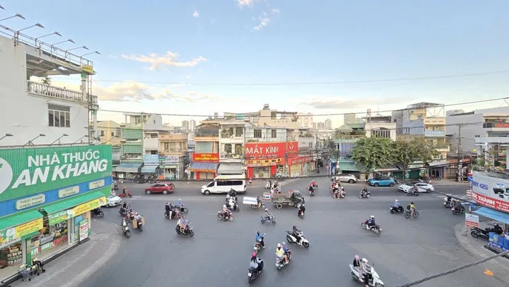 💥 NHÀ 3 TẦNG DIỆN TÍCH: 114,7m2 Ngang 5,5m. 
- Diện tích đang sử dụng 121M2 
- Vị trí đắc địa, tập trung nhiều mô hình kinh doanh sầm uất
- Hướng Đông Bắc 
- Nhà mới 3 tầng, kiến trúc hiện đại
- Nhà thiết kế 3 tầng sàn trống, phù hợp kinh doanh
- GI