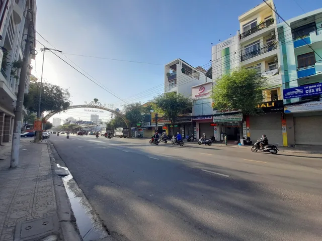 + Bán nhà 5 tầng có thang máy mặt tiền Đường Thái Nguyên, Phước Tân, Nha Trang.
+ Nhà 5 tầng gồm 1 trệt 4 lầu 5 phòng ngủ, 6 toilet nằm mặt tiền Đường Thái Nguyên đối diện công viên 23/10 , Đường trước nhà rộng 25 mét, vừa ở, vừa kinh doanh, buôn bán, mở