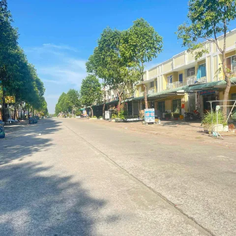 Bán 3 căn nhà trọ 450m² full thổ cư ngang 15m giá 6 tỷ tại Phường Chánh Phú Hòa