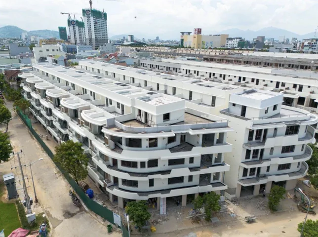 - Kẹt tiền cần bán gấp biệt thự khu ELYSIA COMPLEX ven Sông Hàn, P.Hòa Cường, Q.Hải Châu, TP Đà Nẵng, DT 300M2 giá chỉ 23 tỷ
